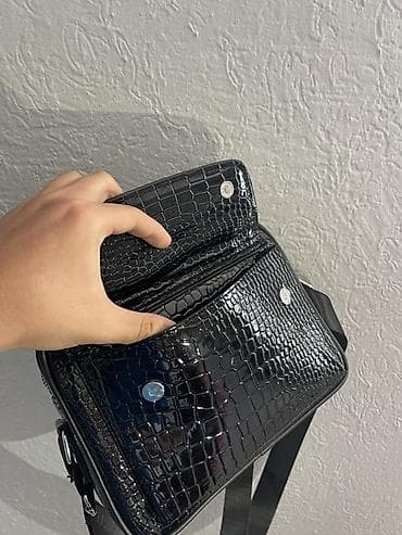 t rex pro: Сумка через плечо, черная, с глянцевой фактурой под крокодила. - — 4