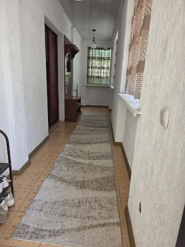 Үйлөр: Продаётся уютный 2-этажный дом в ж/м Учкун! Участок: 5 сотки Площадь — 2