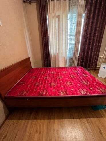 купить кровать односпальную недорого: Кровать полуторного размера, идет вместе с матрацем и синим одеялом — 1