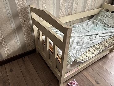 Детский комод: Детская кровать б/у все три за 6000 с матрасом, можно перекрасить — 9