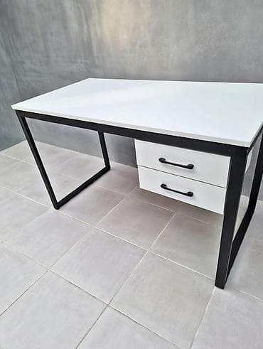 Столы письменные в наличии и на заказ