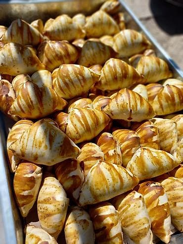 тандырные печки: Пирожки ручной работы (треугольной формы), запечённые до румяной — 1