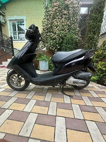 100: Скутер Honda (50–100 см³, карбюратор) в чёрном цвете. Основные — 1