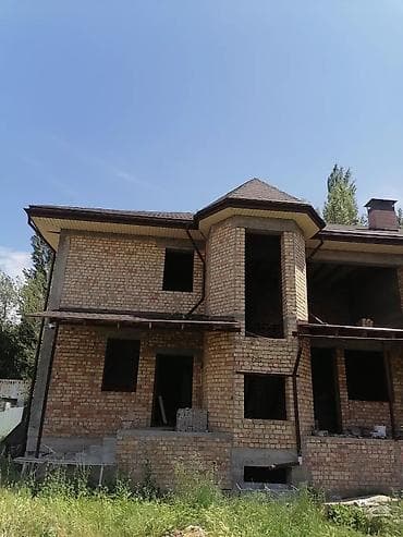 таунхаусы: В Бишкеке продаются 2 таунхауса, участок 10 соток, три этажа, площадь — 5