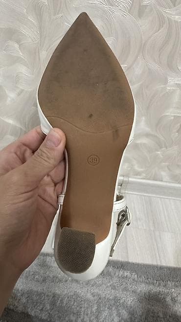 женские каблуки: Белые женские туфли-слингбэки на каблуке. - Модель: закрытый острый — 3