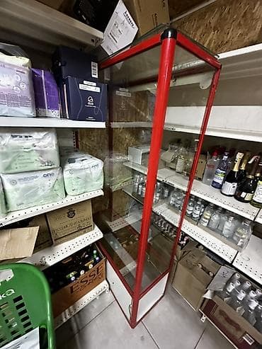 Торговое оборудование: Торговая стеклянная витрина с красным металлическим каркасом — 1