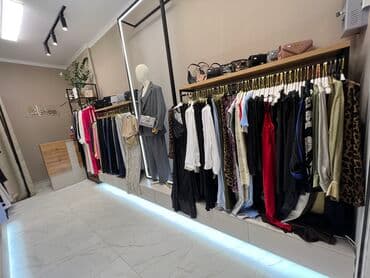 оборудование в бутик: Кронштейны Стеллажи Стойки Вешала Столы ресепшен Раскладочные — 25