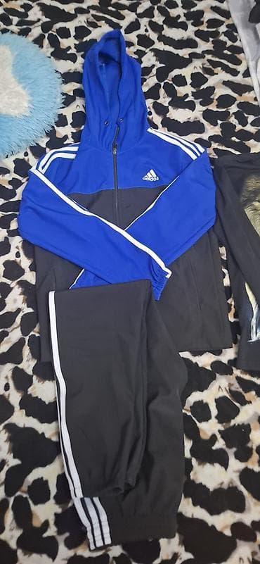 leopard 5: - Спортивный костюм Adidas: ветровка и штаны. - Несколько футболок с — 1