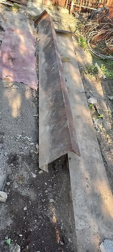 Үйдүн чатырынын кырына кооздолуп кагылган тактайлар: Стальной советский швеллер 30мм. 2шт.длиной по 3.5м — 1