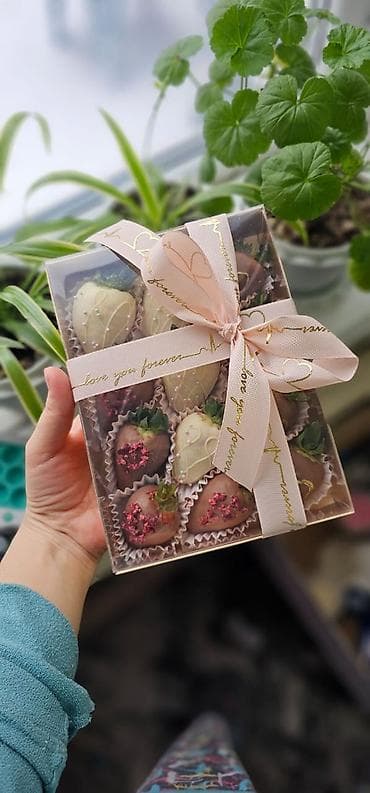 Бал: Клубника в шоколаде по скидке на 14 февраля 10 штук 1100 сом 12 штук — 10