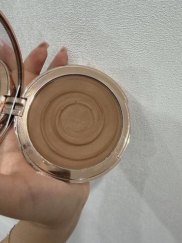 Косметика: Кремовый бронзер Charlotte Tilbury с зеркалом внутри. Оттенок 02 — 3