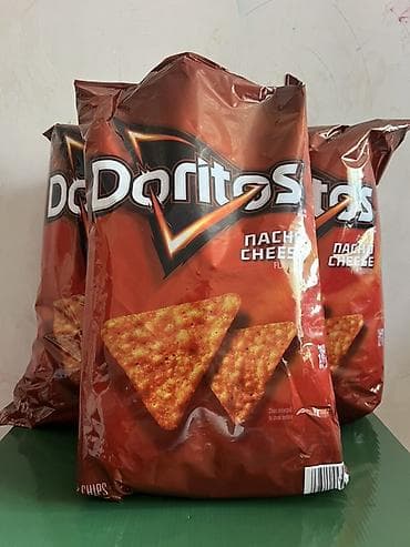 лепешки пирамида: Doritos Nacho Cheese — фирменные кукурузные чипсы с насыщенным сырным — 1