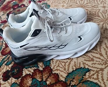 продаю бутсы: Кроссовки белые с контрастной, устойчивой подошвой! - Легкий — 3