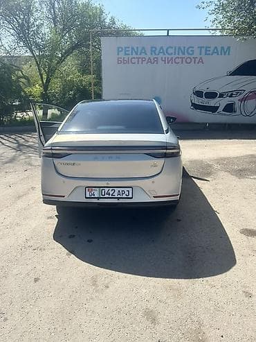 c4 a6: Электромобиль AION S Plus - Кузов: седан, серебристый цвет - Задние — 2