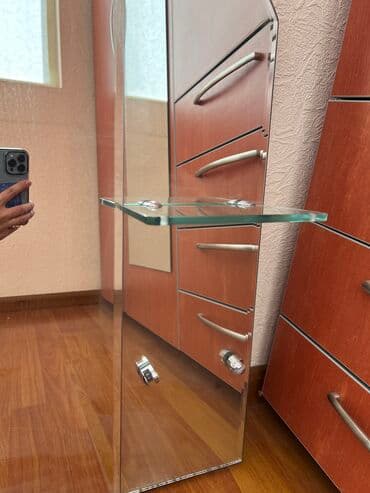 стеклянные полки: Зеркало хорошего качества Размер:высота 85,ширина 65 Имеется одна — 2