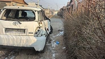 Audi: Toyota ist (1-е поколение), правый руль, хэтчбек 5 дв., белый цвет — 5