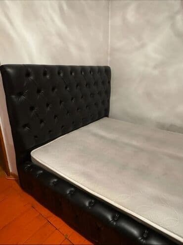 спалный кравать: Кровать с мягким изголовьем, в стиле каретной стяжки с матрасом. - — 3