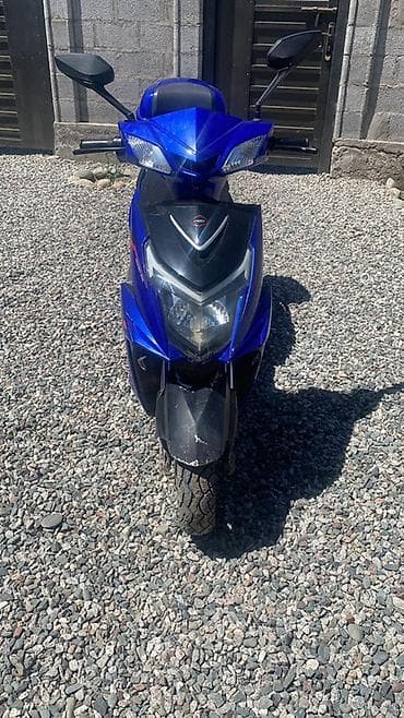 suzuki shift: Электроскутер синего цвета с боковыми зеркалами и передним дисковым — 1