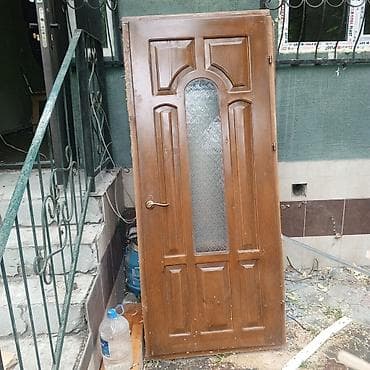 Деревянная входная/межкомнатная дверь с декоративным остеклением at lalafo.kg Деревянная входная/межкомнатная дверь с декоративным остеклением