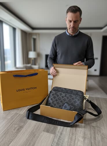 сумка для документов женская: Барсетка, Louis Vuitton, Материал: Натуральная кожа, Множество карманов, Регулируемый ремень, Съёмный ремень, Новый — 1