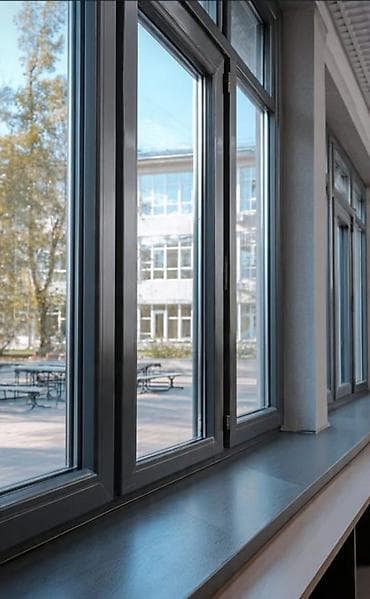 рамка для окон: Многосекционное окно с рамами из темного материала, вероятно, алюминия — 2