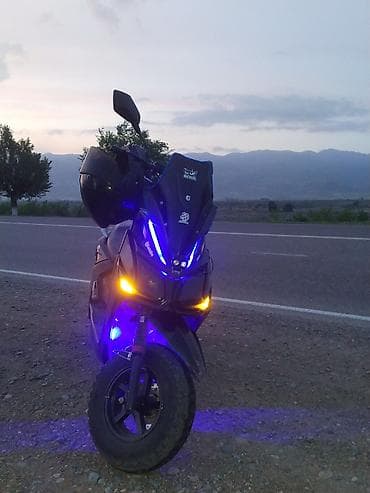 Скутер/мопед спортивного стиля с яркой LED‑подсветкой. Особенности: -