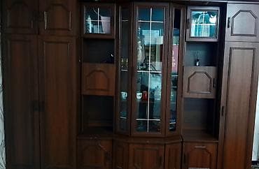 С делан из дерева коричневаго цвета