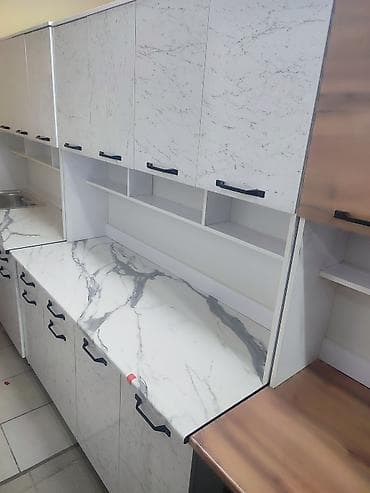 stol: Кухонный гарнитур в современном стиле с фасадами под белый мрамор. - — 2