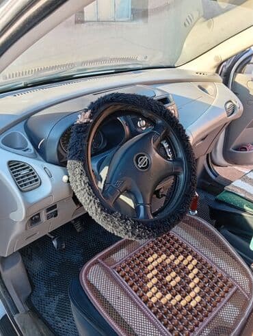 Nissan Almera Tino: 2002 г., 1.8 л, Механика, Бензин, Хэтчбэк — 10