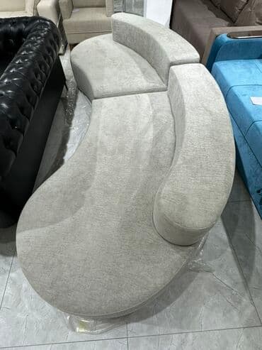 Изогнутый модульный диван в светлом оттенке с четырьмя секциями at lalafo.kg Изогнутый модульный диван в светлом оттенке с четырьмя секциями