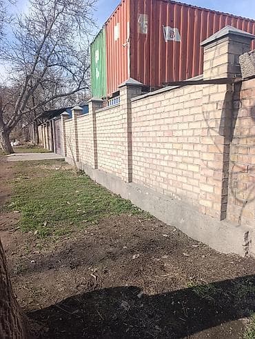 номер дома: Кирпичные заборы — 2