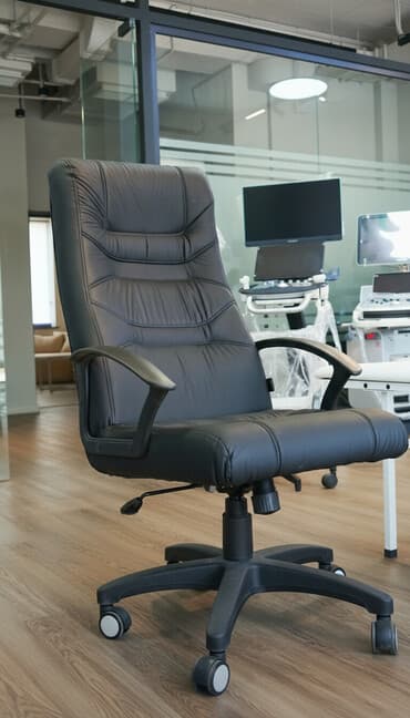 Офисное кресло, С колесиками, цвет - Черный, Экокожа at lalafo.kg Офисное кресло, С колесиками, цвет - Черный, Экокожа