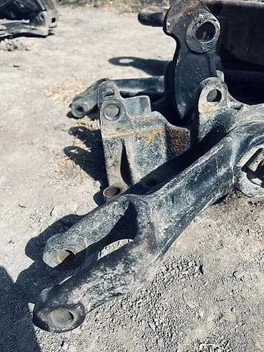 ящик продаю: Кронштейн/узел навески для спецтехники (похоже на центральный — 3