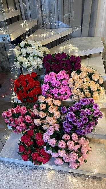 Пышные букеты роз разных оттенков - Ассортимент: классические розы с