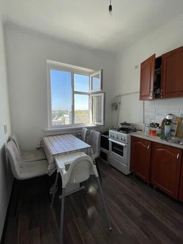 срочно продаётся 1 комнатная квартира в районе ошского рынка по улице молодая гвардия: 2 комнаты, 48 м², 105 серия, 5 этаж, Старый ремонт — 5