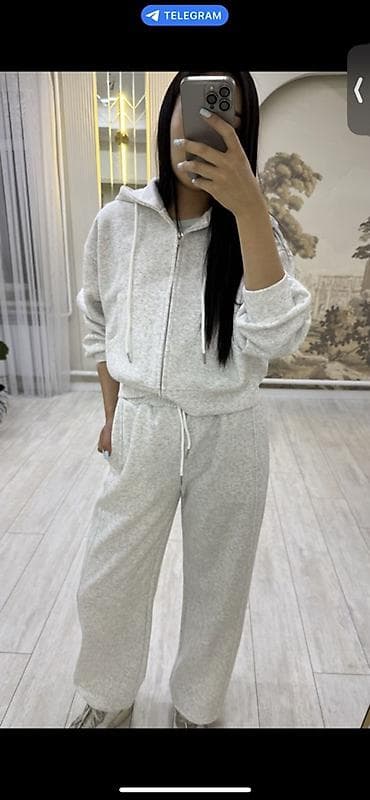 soft shell: Женский спортивный костюм из меланжевого светло‑серого трикотажа — 5