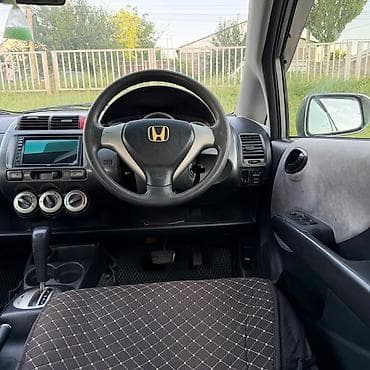 Продажа авто: Honda Fit: 2005 г., 1.3 л, Вариатор, Бензин, Хэтчбэк — 4
