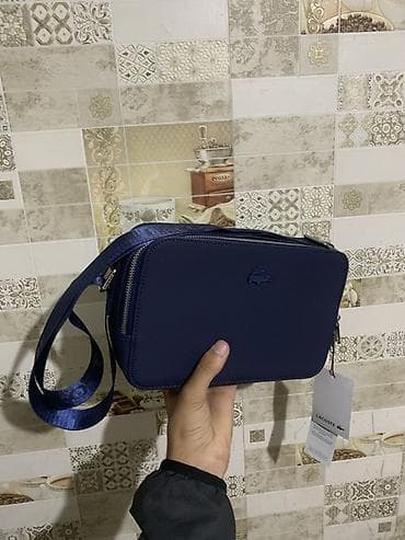 лакосте сумка: Сумка через плечо Lacoste, темно‑синяя. - Формат: компактная — 4