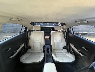 маленькие электро машины: Chevrolet Volt: 2011 г., 1.4 л, Автомат, Электромобиль, Лифтбек — 10