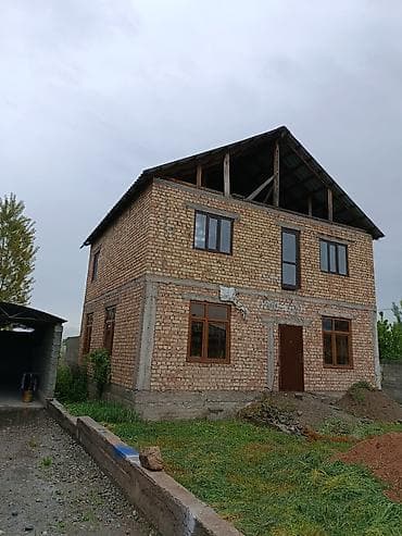 гараже: Продаётся двухэтажный кирпичный дом с мансардным этажом. Основные — 1