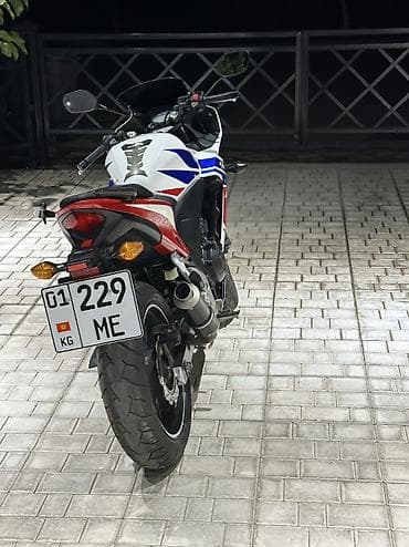 Honda CBR500r в фирменной раскраске HRC (белый/красный/синий). Год — 2
