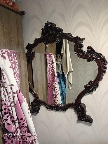 Зеркало настенное в резной раме - Форма: фигурное зеркало с