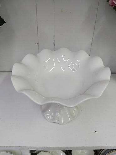 Белая керамическая ваза‑конфетница на ножке. - Материал