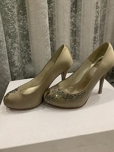 Босоножки, сандалии, шлепанцы: Женская обувь и стельки набором. 1) Сапоги замшевые, черные: - Высота — 3