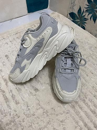 Айымдардын бут кийими: Кроссовкалар, 36, 36.5, Burberry, Колдонулган, түсү - Кара, Өзү алып кетүү — 1