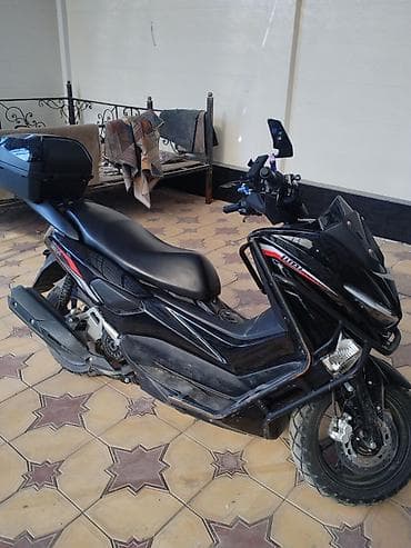 бензиновый скутер: Тип скутера 150 куб. см, Бензин, Б/у — 2