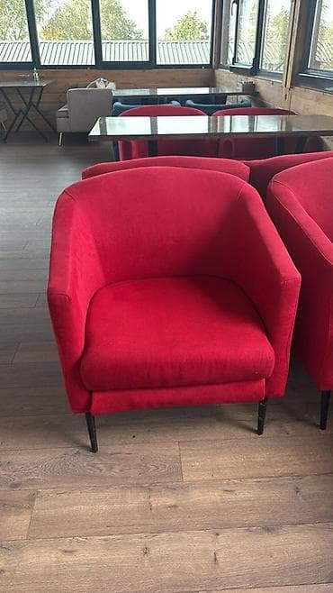 Кресло клубного типа, мягкое, с глубокой посадкой. Обивка —