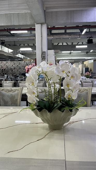 клумбы для цветов: Искусственная композиция с орхидеями в керамической вазе. - Цветы — 5
