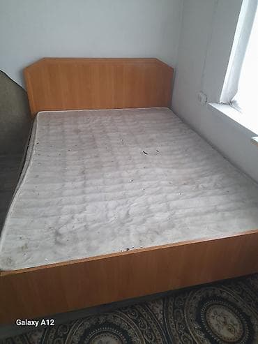 Двуспальная кровать с матрасом - Размер: ориентировочно 140–160 см по