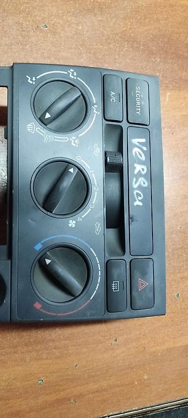 verso: Toyota Corolla Verso 2004, блок управления климат контролем — 2